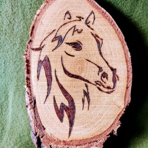 Tête de cheval pyrogravée sur rondin de bois