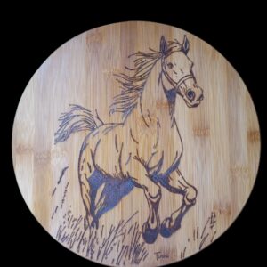 Plateau tournant pyrogravé cheval au galop